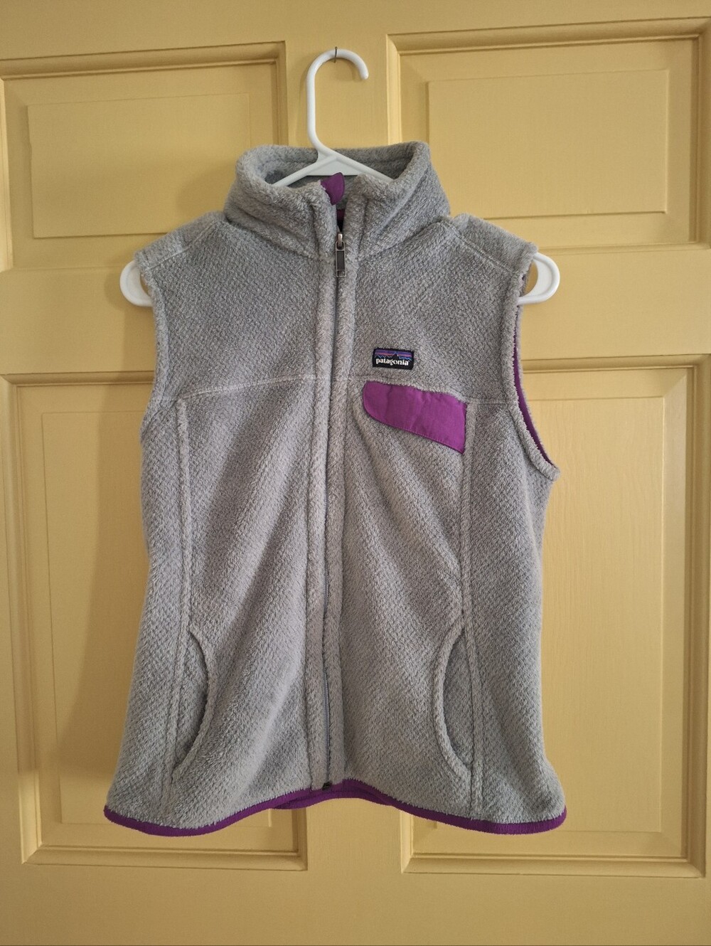 W Patagonia Light Gray Fleece Vest with Purple Accents